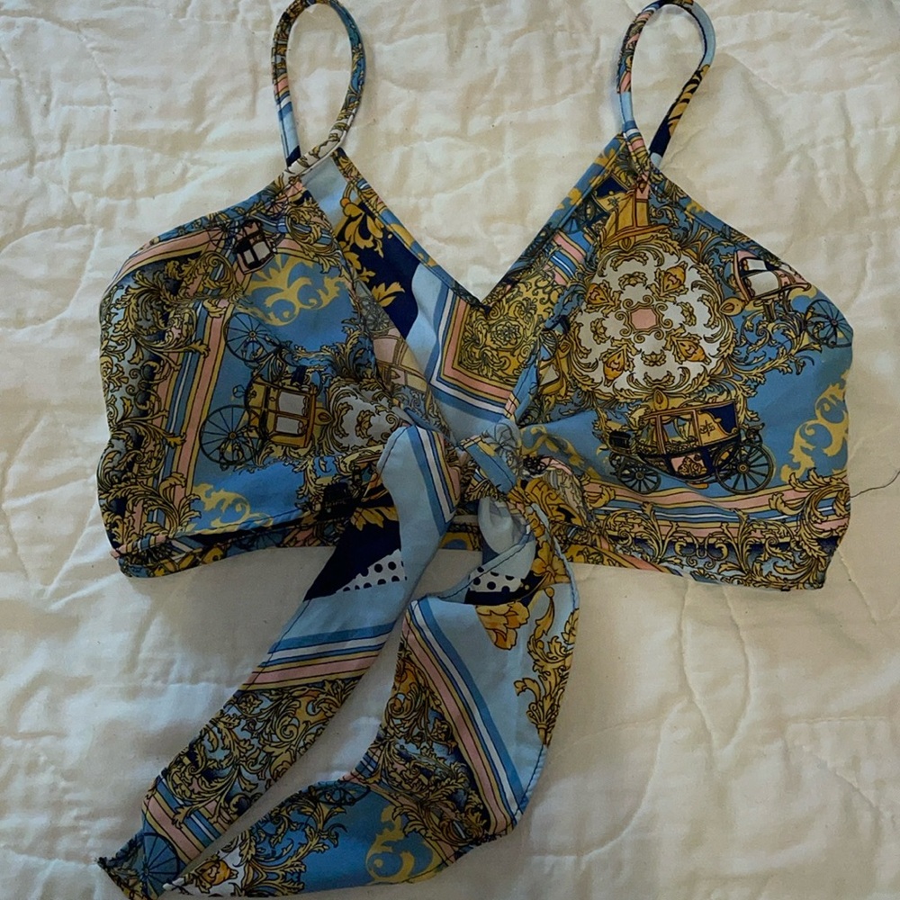 Fashion Nova Crop Top LARGE. TIES IN FRONT AND HAS SPAGHETTI STRAPS.